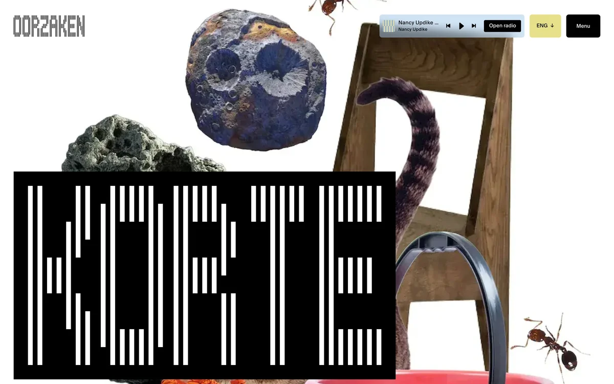 oorzaken – Korte Golf page with the barcode word KORTE among a chair, stones, a cat and an ant