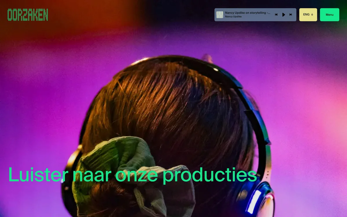 oorzaken – Radio page with a listener in headphones under purple light and a green headline